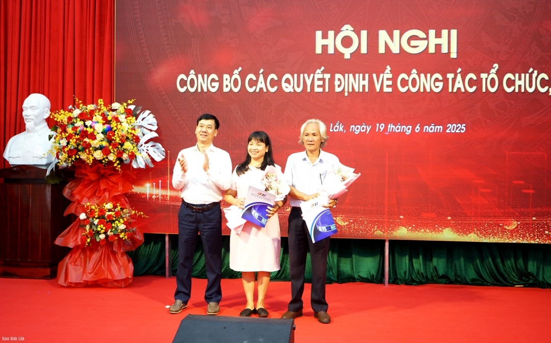 Tổng Biên tập Báo Đắk Lắk Trần Văn Hiền trao quyết định nghỉ hưu cho các phóng viên