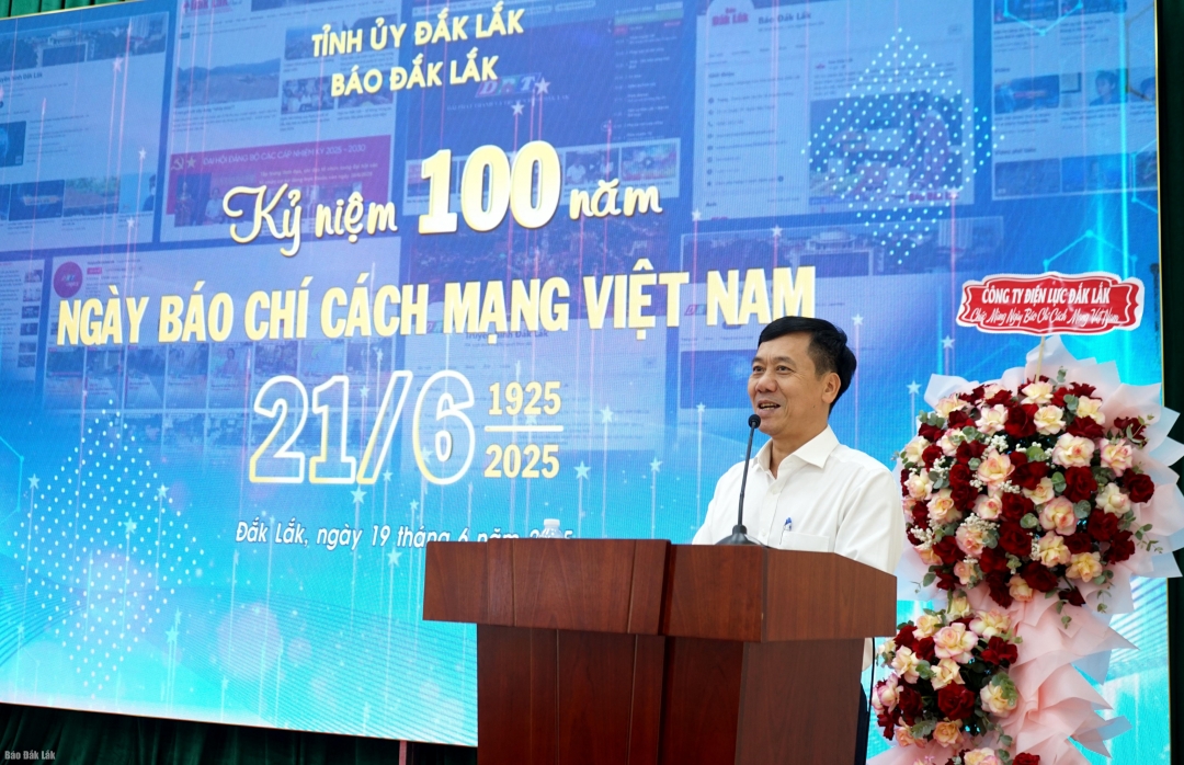Tổng Biên tập Báo Đắk Lắk Trần Văn Hiền phát biểu giao nhiệm vụ