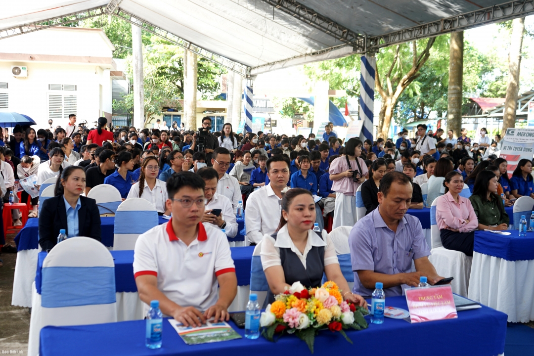 Đông đảo doanh nghiệp và sinh viên tham gia Ngày hội việc làm