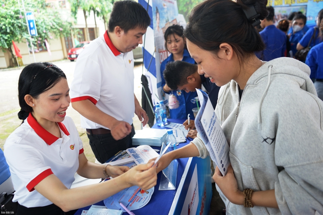 Sinh viên tìm hiểu thông tin việc làm tại quầy tuyển dụng của Trường Đại học y dược Buôn Ma Thuột