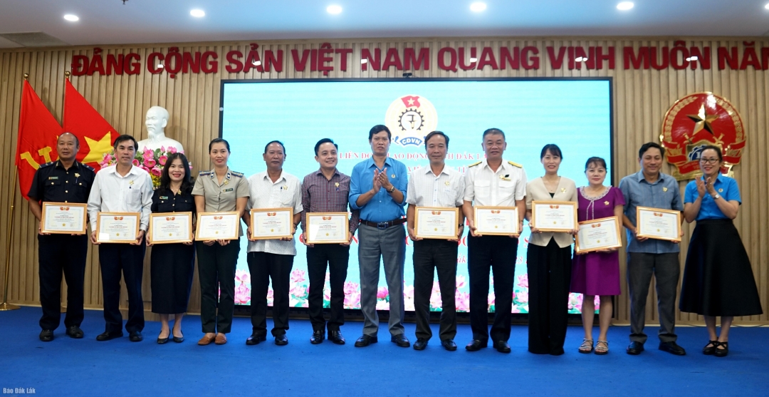 các cá nhân nhận kỷ niệm chương