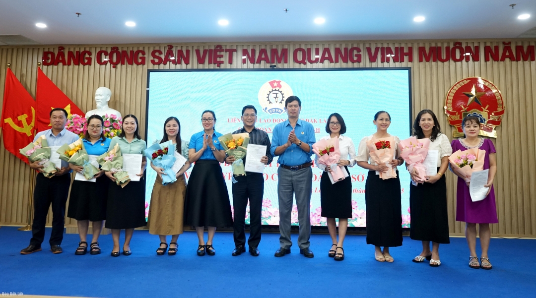 các công đoàn cơ sở chuyển giao về Liên đoàn Lao động tỉnh quản lý nhận quyết định 
