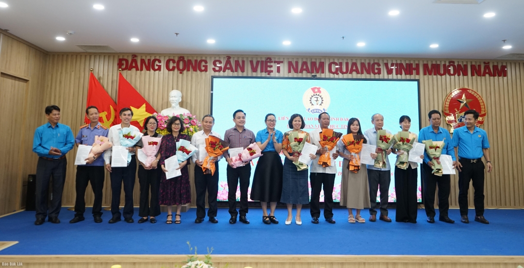 Trao quyết định quyết định kết thúc hoạt động các công đoàn cơ sở