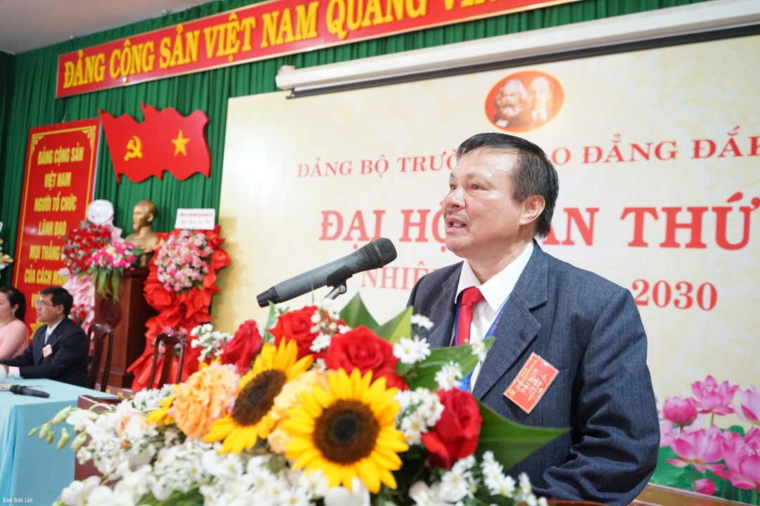 Bí thư Đảng bộ, Hiệu trưởng Trường Cao đẳng Đắk Lắk trình bày các nhiệm vụ, chỉ tiêu nhiệm kỳ 2025-20230 