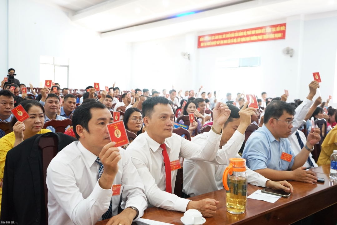 Đại biểu biểu quyết thông qua các nội dung tại Đại hội