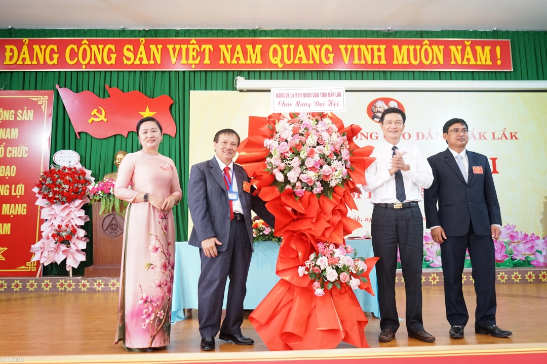 Phó Bí thư Đảng ủy UBND tỉnh Bùi Văn Yên tặng hoa chúc mừng Đại hội