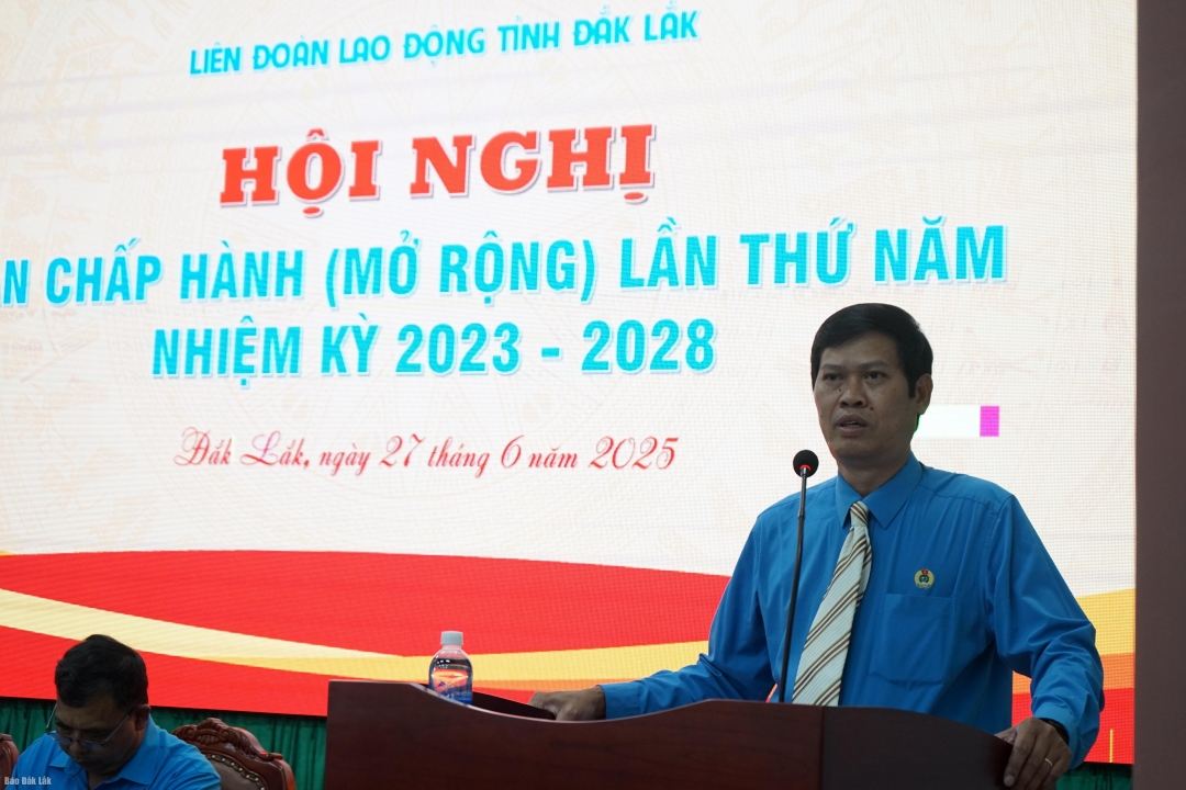 Chủ tịch Liên đoàn Lao động tỉnh Lê Văn Thành phát biểu tại hội nghị