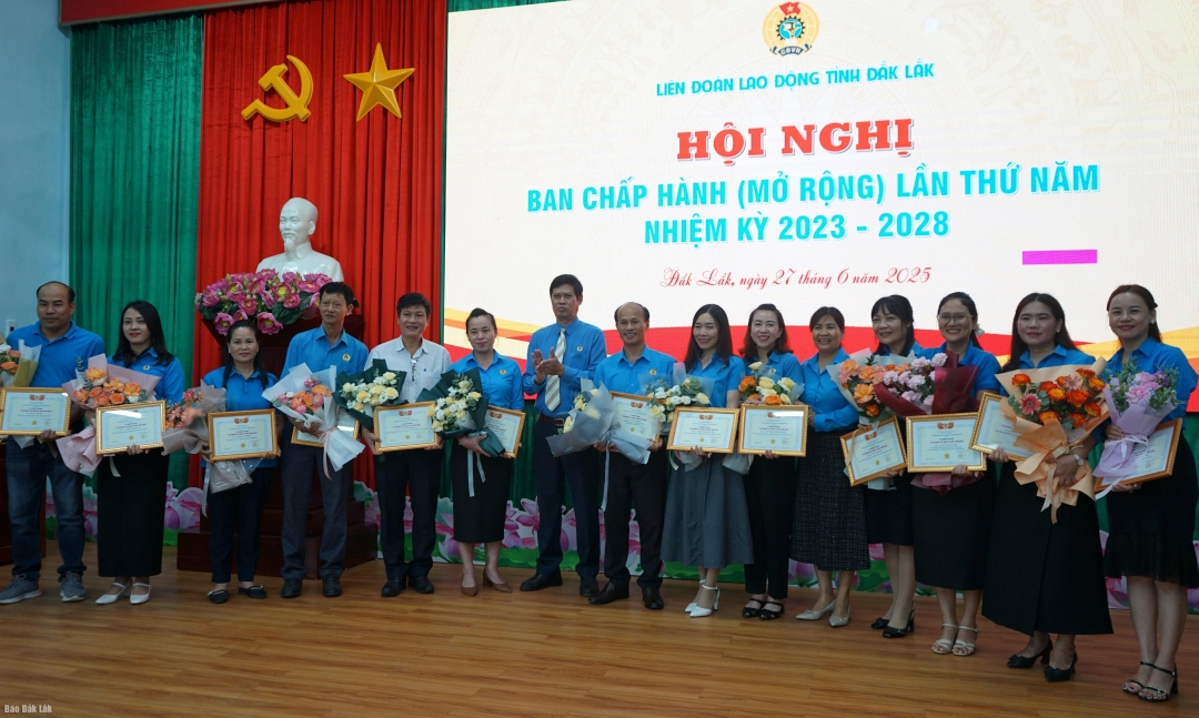 Các cá nhân nhận Kỷ niệm chương “Vì sự nghiệp xây dựng tổ chức Công đoàn” 
