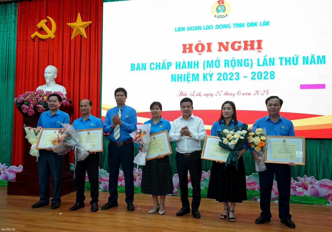 Lãnh đạo Liên đoàn Lao động tỉnh trao Bằng khen của Tổng Liên đoàn cho các cá nhân