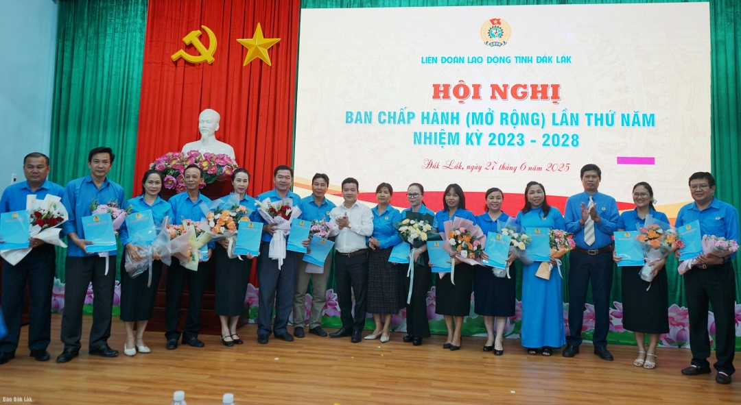 Trao quyết định kết thúc hoạt động của các công đoàn cấp trên trực tiếp cơ sở