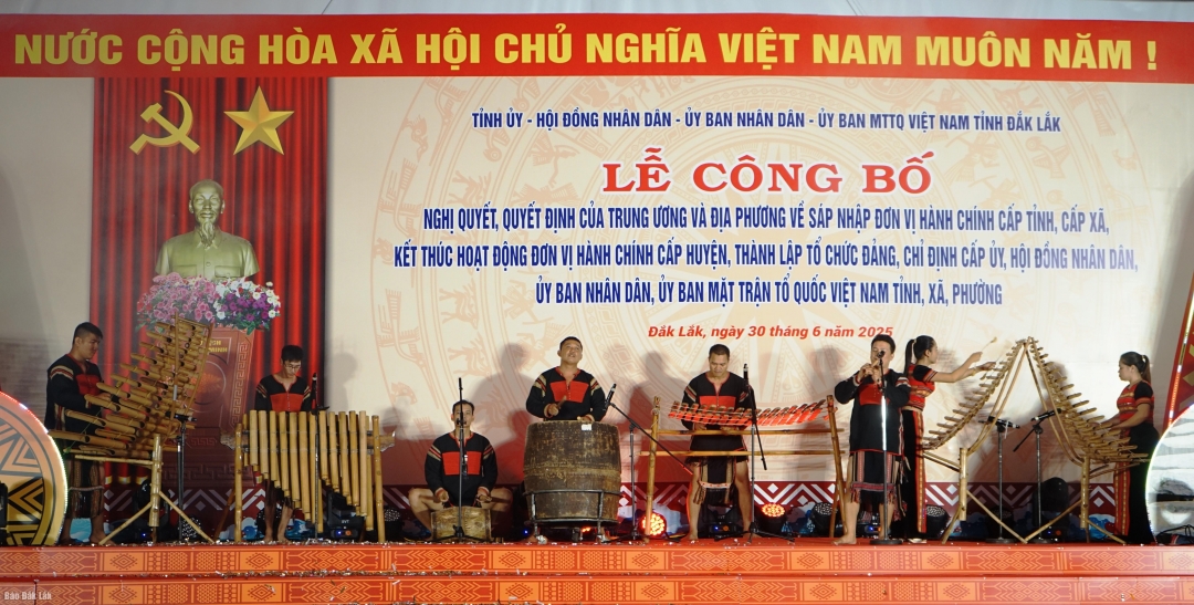 Hòa tấu Nhạc cụ Dân tộc Chùm Rễ Gió, tác giả NSUT Mạnh Tiến, biểu diễn Tốp Nhạc cụ Dân tộc Đoàn Ca múa Dân tộc Đắk Lắk.