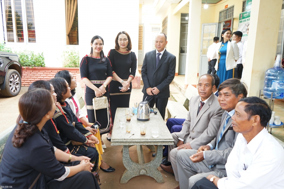 Lãnh đạo xã Ea Drông trao đổi thông tin cùng cán bộ và người dân địa phương