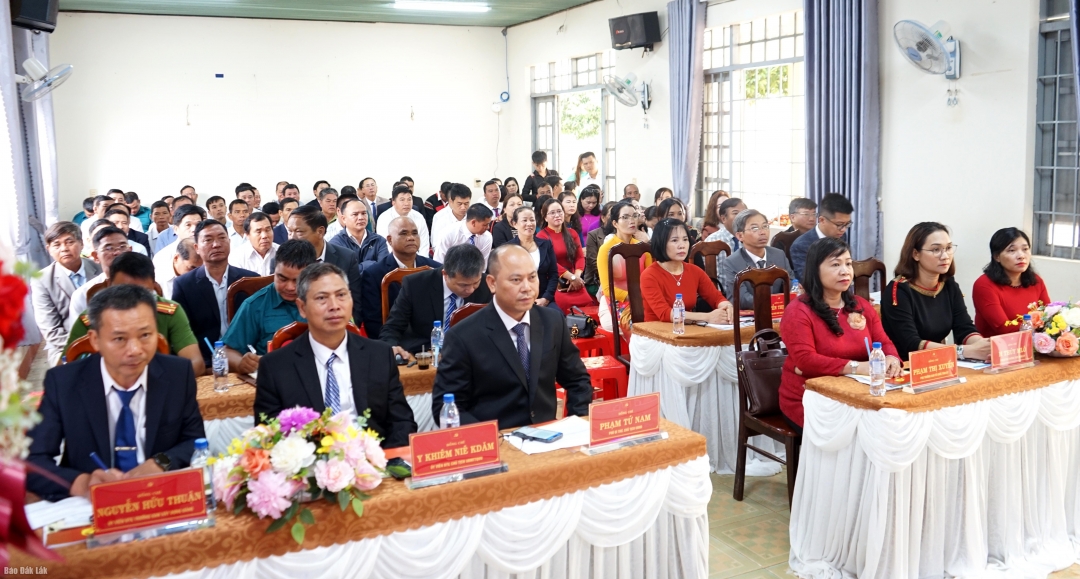 Cán bộ và nhân dân xã Ea Drông tham dự lễ hội nghị trực tuyến lễ công bố 
