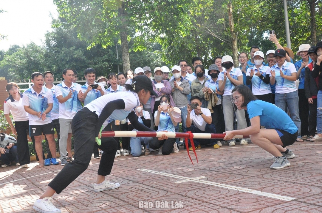 Vận động viên thi đấu môn đẩy gậy.