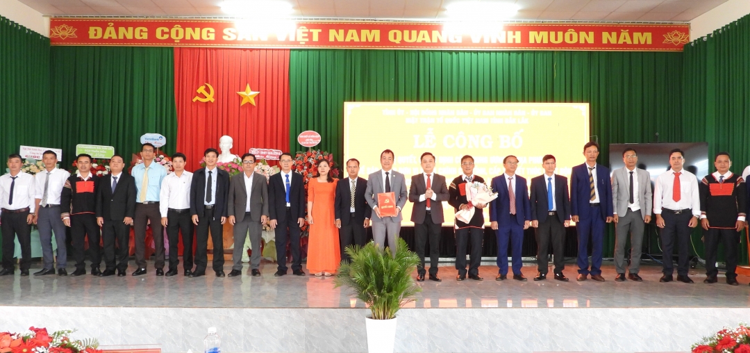 Các đồng chí lãnh đạo Đảng ủy, HĐND, UBND, Ủy ban MTTQVN xã Ea Hleo mới. 