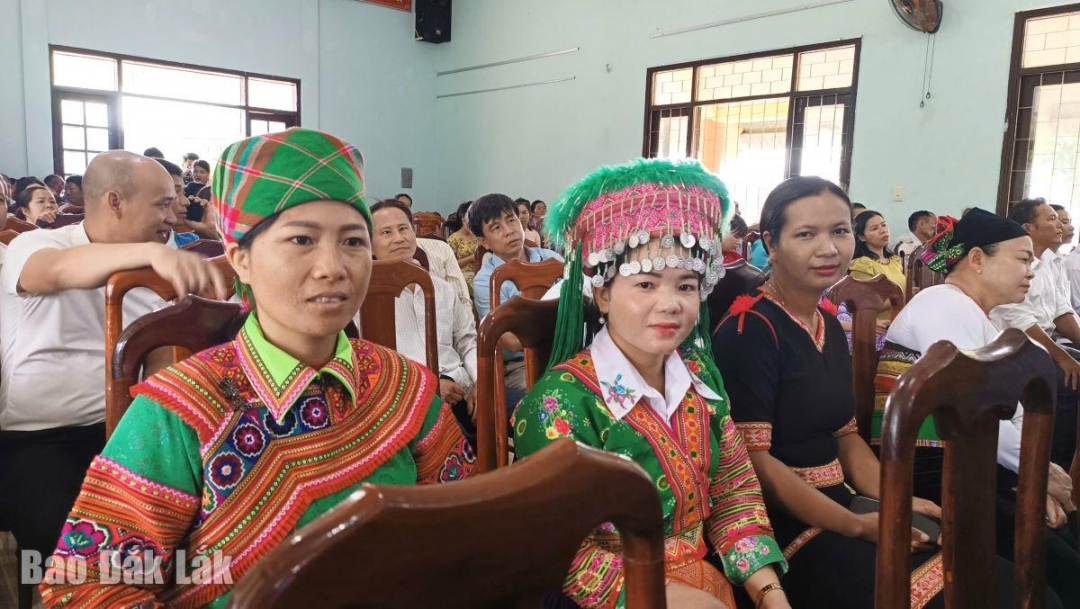 ... và người dân trên địa bàn xã Cư Pui.