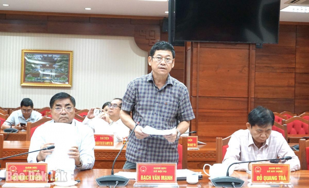Giám đốc Sở Nội vụ Bạch Văn Mạnh trình bày
