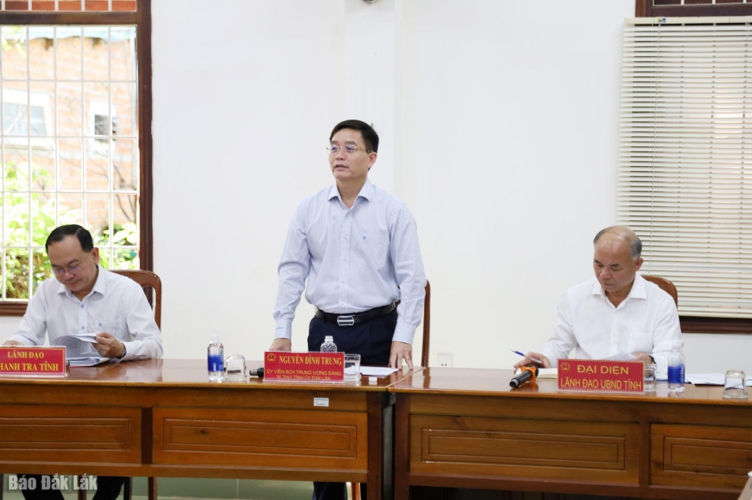 đồng chí Nguyễn Đình Trung, Ủy viên Trung ương Đảng, Bí thư Tỉnh ủy phát biểu tại buổi đối thoại.
