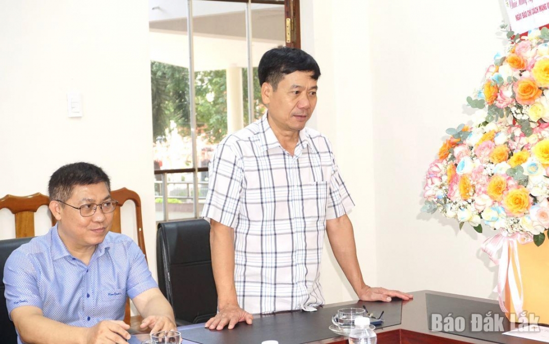 Thay mặt lãnh đạo Báo Đắk Lắk, Tổng Biên tập Trần Văn Hiền cảm ơn tình cảm, sự quan tâm của lãnh đạo, cán bộ, chiến sĩ, học viên Học viện Hải quân 