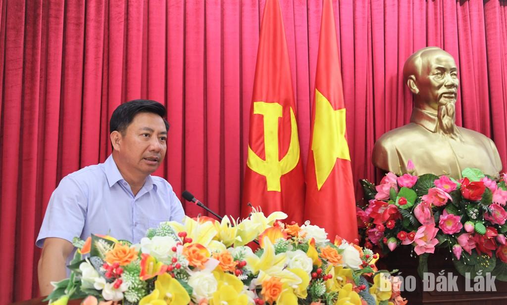 Ủy viên Ban Thường vụ Tỉnh ủy, Trưởng Ban Tổ chức Tỉnh ủy Nguyễn Thượng Hải công bố các quyết định tại hội nghị.