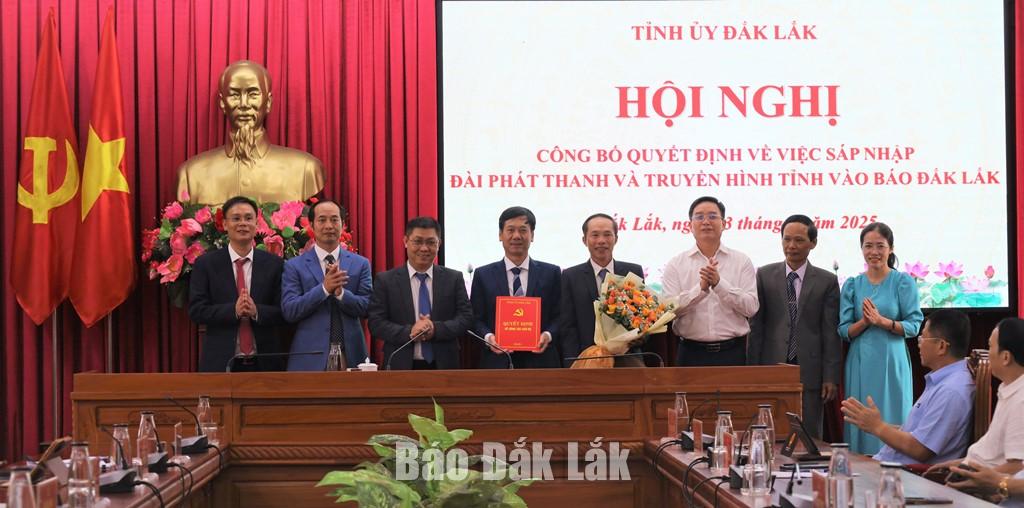 Ủy viên Trung ương Đảng, Bí thư Tỉnh ủy Nguyễn Đình Trung trao quyết định sáp nhập Đài Phát thanh và Truyền tỉnh vào Báo Đắk Lắk.