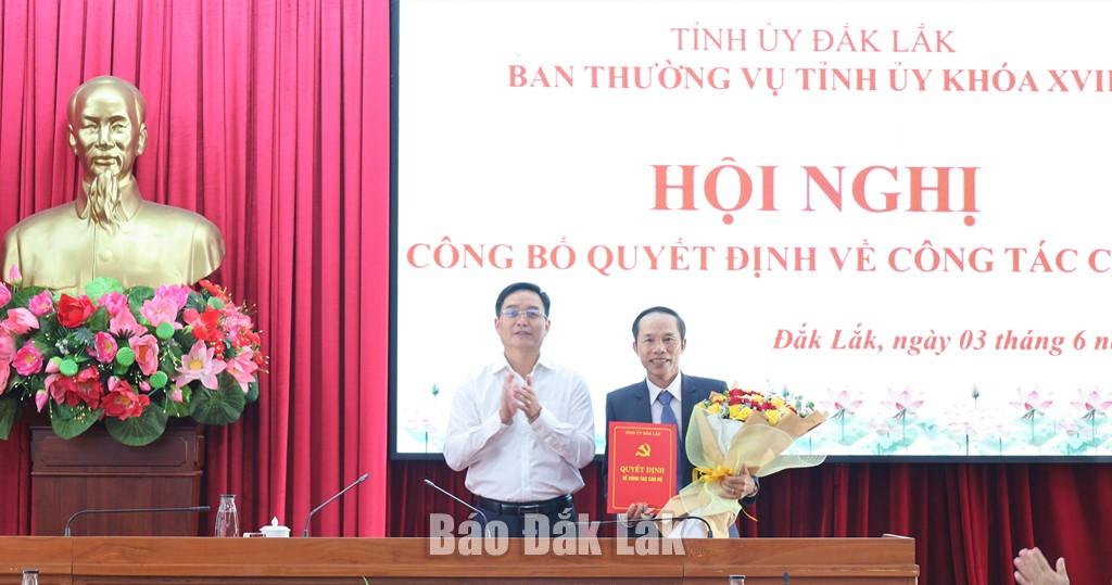 Ủy viên Trung ương Đảng, Bí thư Tỉnh ủy Nguyễn Đình Trung trao quyết định nghỉ hưu trước tuổi hưởng chính sách, chế độ cho đồng chí Đinh Xuân Toản.