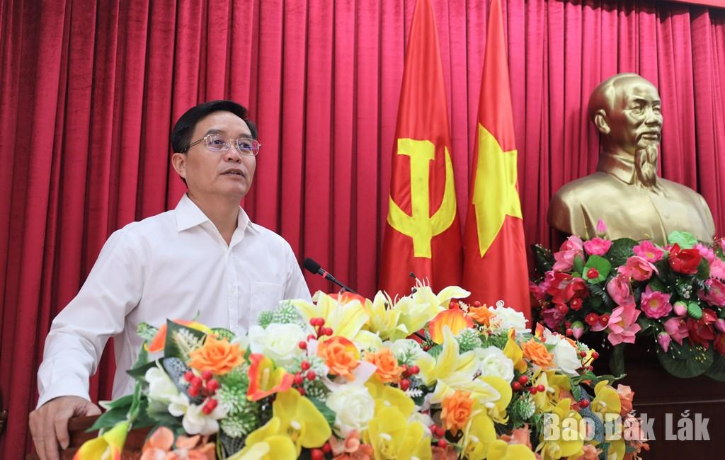 Ủy viên Trung ương Đảng, Bí thư Tỉnh ủy Nguyễn Đình Trung phát biểu tại hội nghị.