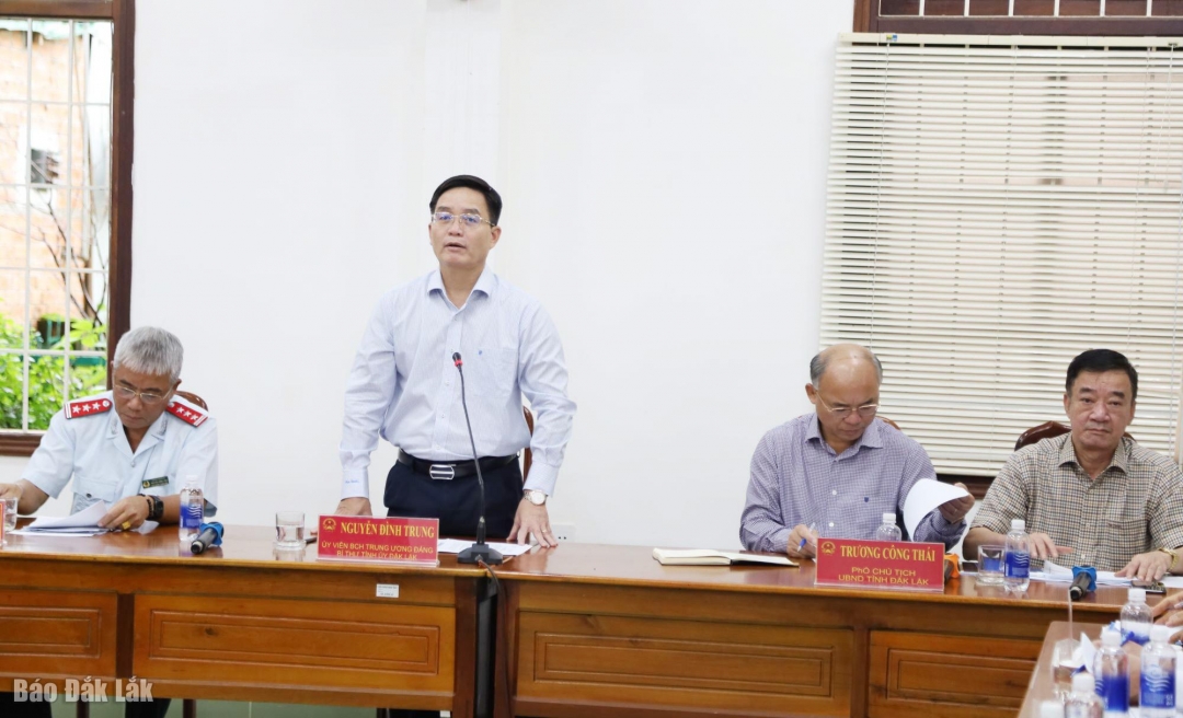 Đồng chí Nguyễn Đình Trung, Ủy viên Trung ương Đảng, Bí thư Tỉnh ủy phát biểu tại buổi đối thoại.