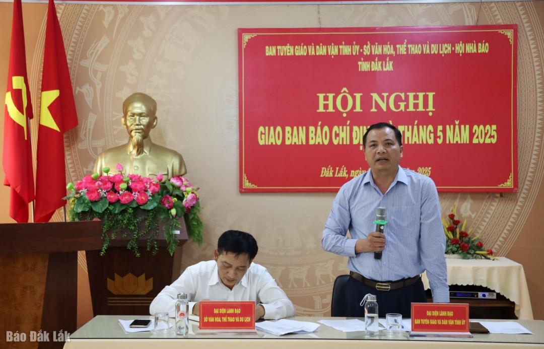đồng chí Nghiêm Văn Chuẩn, Phó trưởng Ban Tuyên giáo và Dân vận Tỉnh ủy phát biểu tại hội nghị.
