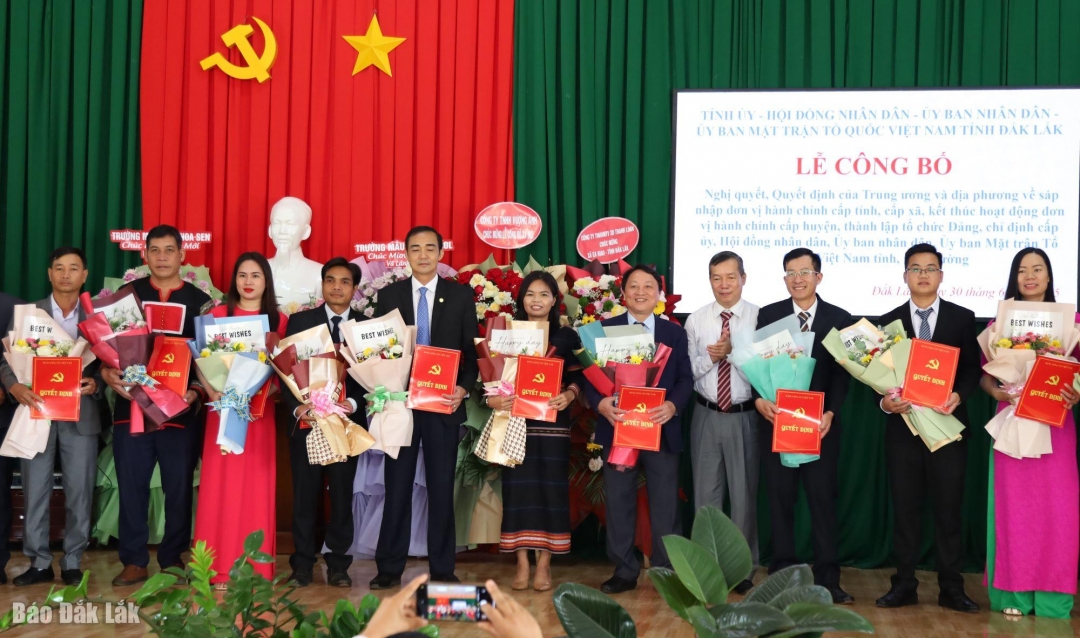 Ban Chấp hành Đảng bộ xã Ea Hiao mới ra mắt.
