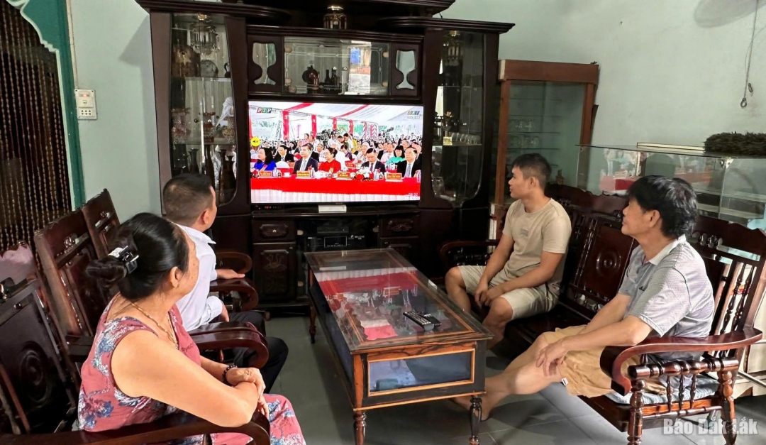Người dân thôn Lãnh Vân, xã Xuân Lãnh xem tivi theo dõi cầu truyền hình trực tiếp. Ảnh: Ngọc Hân