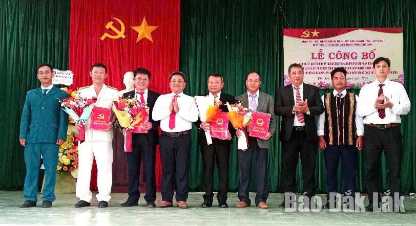 Trao quyết định cho Ban Chấp hành Đảng bộ xã Phú Mỡ mới. Ảnh: CTV