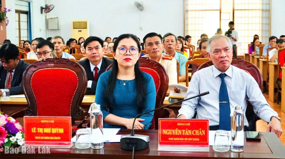 Cán bộ và người dân xã Đồng Xuân đến dự để xem cầu truyền hình trực tiếp phát sóng lễ công bố các nghị quyết, quyết định của Trung ương, của tỉnh về sắp xếp tổ chức bộ máy và đơn vị hành chính của tỉnh Đắk Lắk. Ảnh: Bảo Trâm