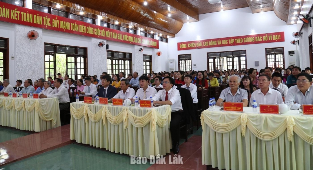 Các đại biểu, cán bộ, đảng viên và nhân dân xã Ea Súp tham dự buổi lễ