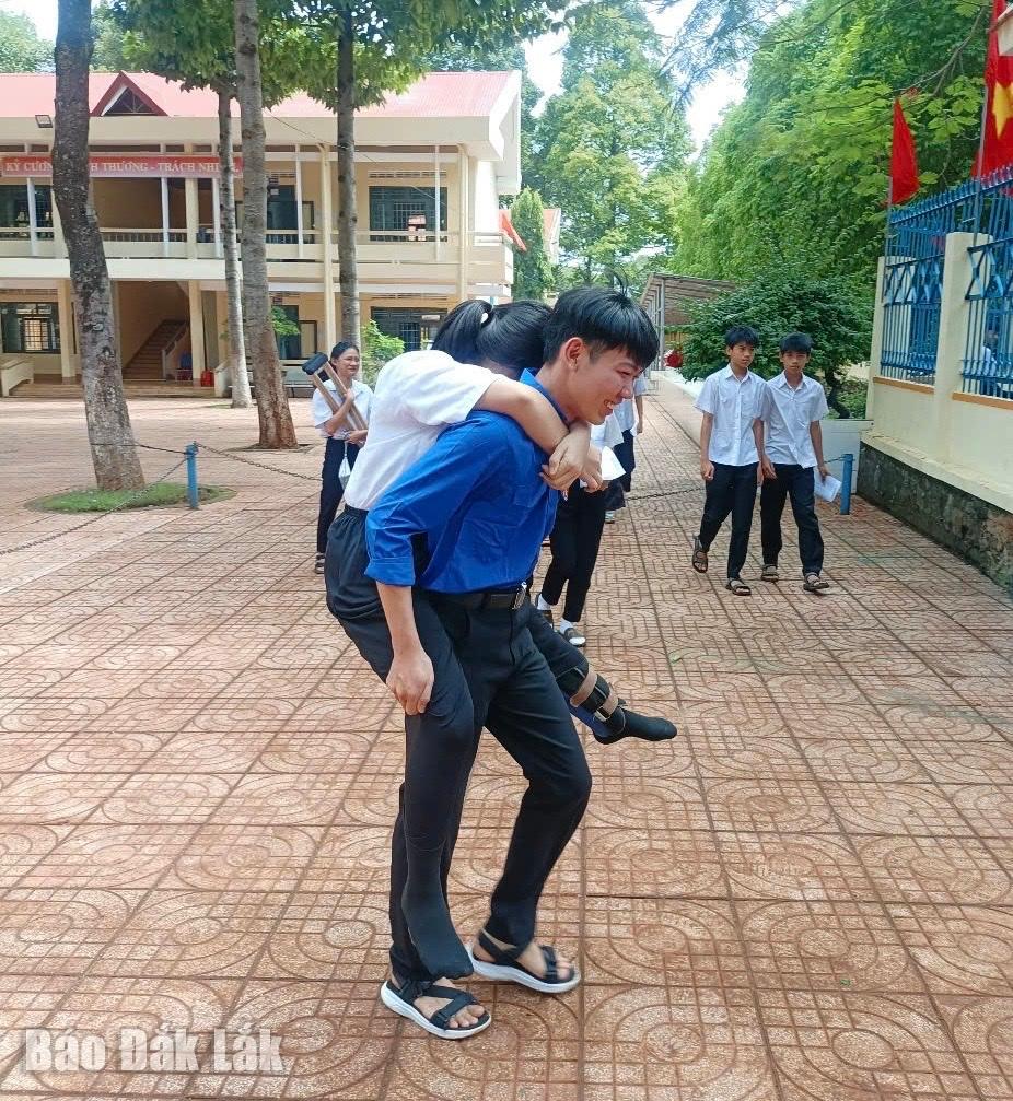 Cõng thí sinh ra về sau khi môn thi kết thúc.