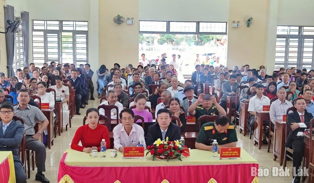 Các đại biểu xã Ea Knuếc tham dự buổi lễ.