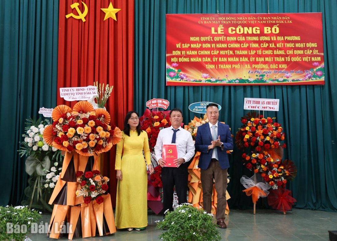 Phó Giám đốc Sở Xây dựng Lê Hùng trao Quyết định của Ban Thường vụ Tỉnh ủy về thành lập Đảng bộ xã Ea Phê.