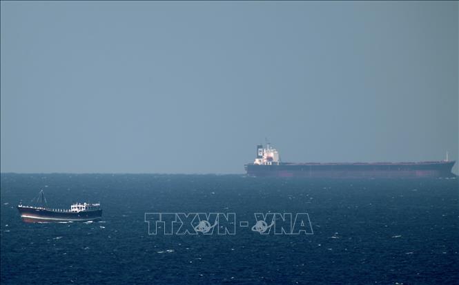 Tàu chở dầu tại Eo biển Hormuz ở ngoài khơi vùng biển Khasab (Oman). Ảnh: AFP/TTXVN