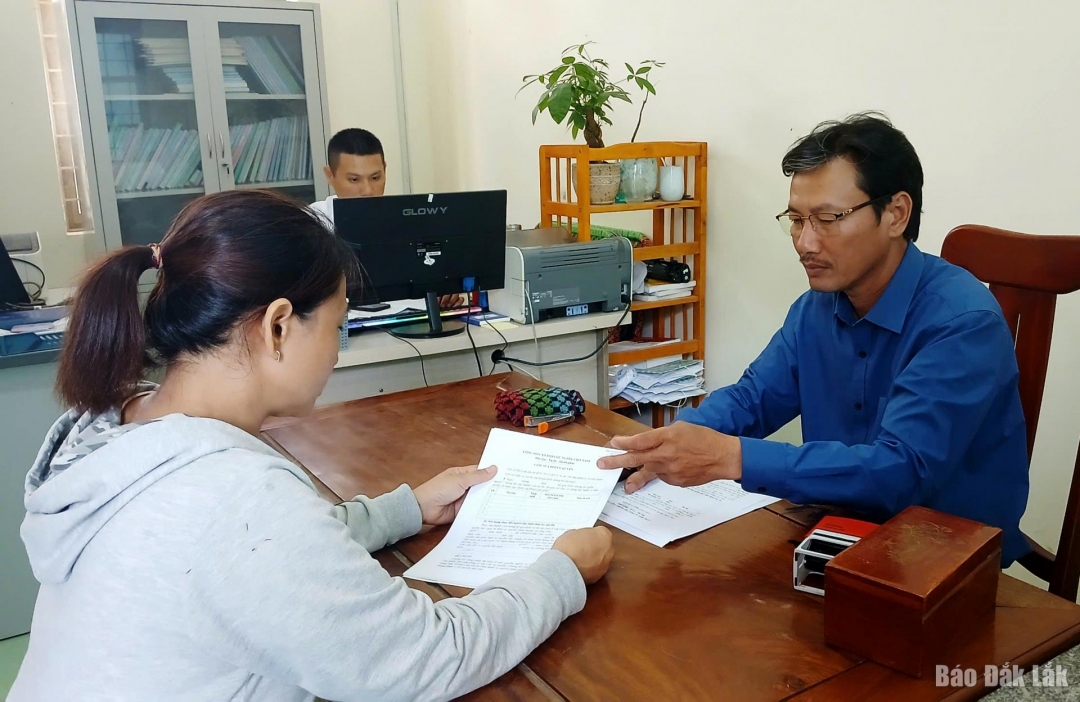 Người dân xã Ea Bá được cán bộ văn phòng UBND xã tiếp nhận hồ sơ giải quyết thủ tục hành chính ngay trong sáng 30/6. Ảnh: Trung Hiếu
