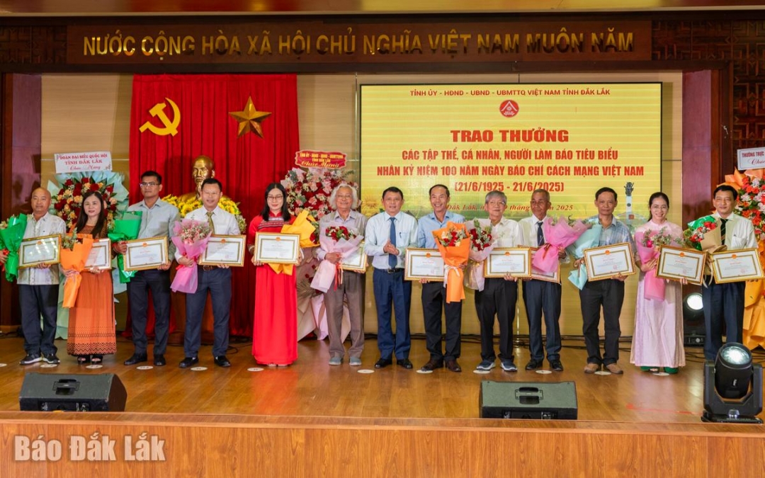 Phó Chủ tịch Thường trực UBND tỉnh Nguyễn Tuấn Hà trao Bằng khen tặng các cá nhân. Ảnh: Nguyễn Gia