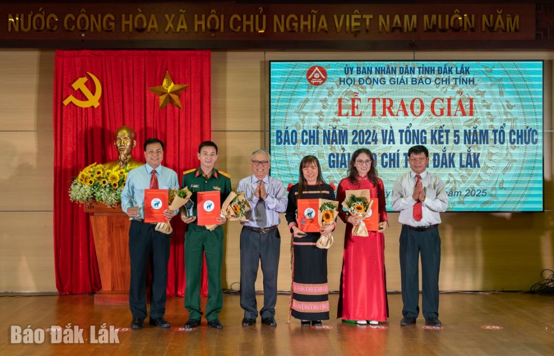 Tác giả, nhóm tác giả đoạt giải B nhận giải.