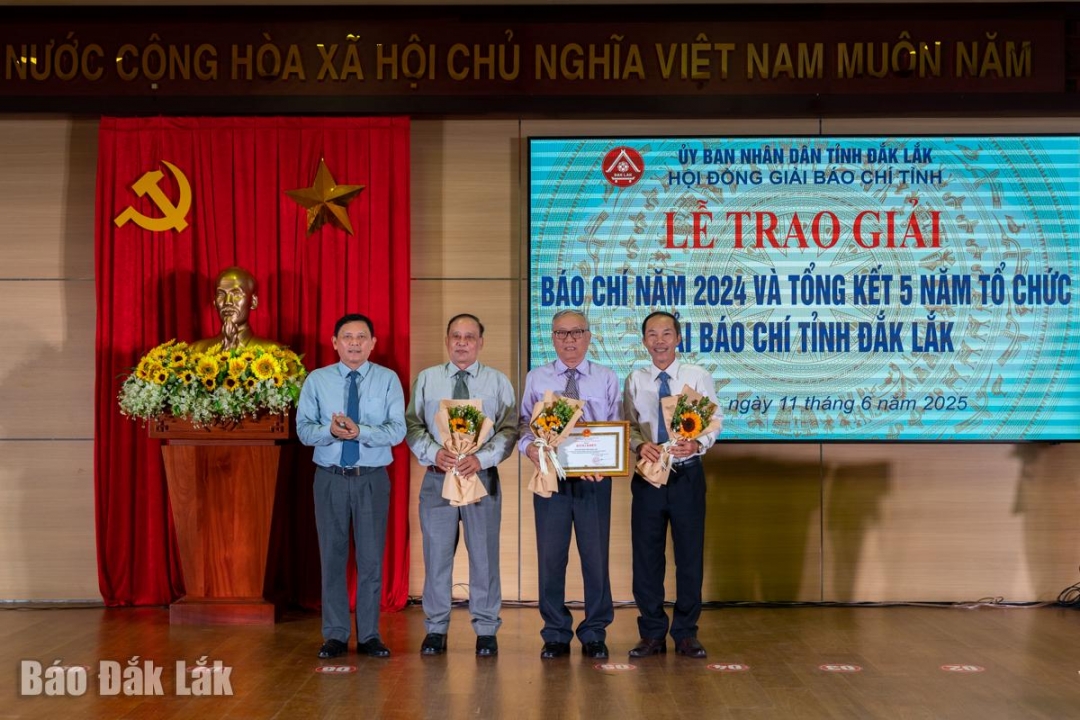 Phó Chủ tịch Thường trực UBND tỉnh Nguyễn Tuấn Hà trao Bằng khen của UBND tỉnh tặng Hội Nhà báo tỉnh