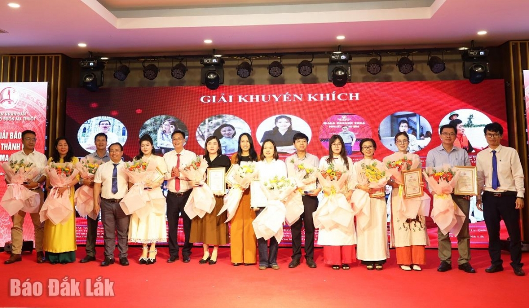 Các nhóm tác giả, tác giả đoạt giải Khuyến khích Giải Báo chí viết về thành phố Buôn Ma Thuột vinh dự nhận giải.