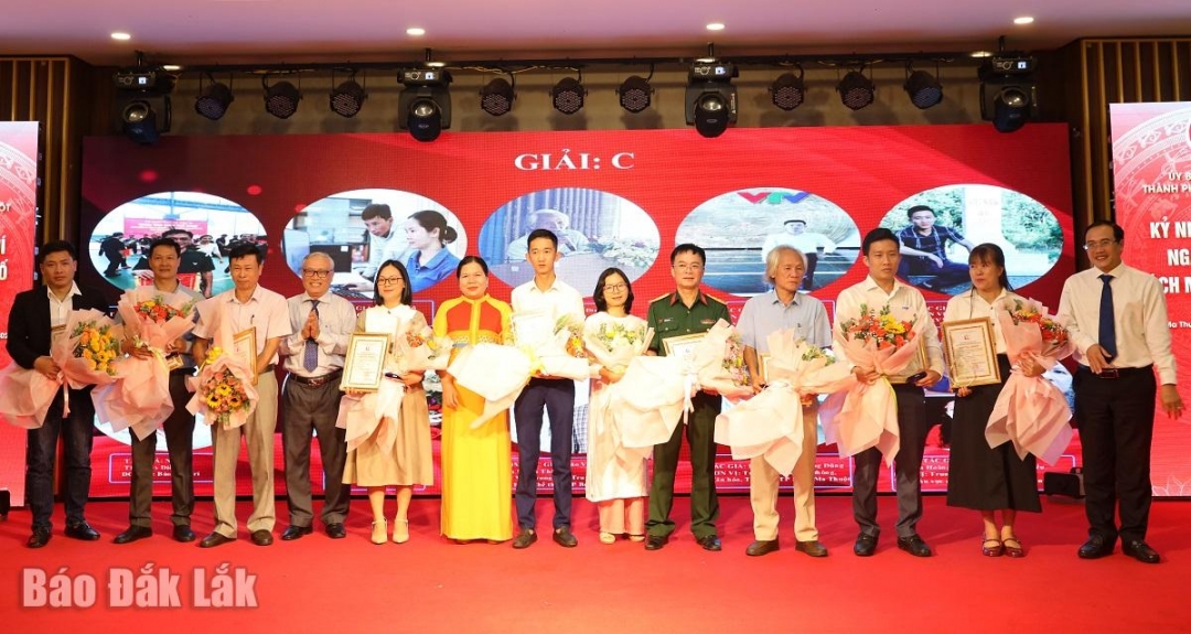 Các nhóm tác giả, tác giả đoạt giải C Giải Báo chí viết về thành phố Buôn Ma Thuột vinh dự nhận giải.