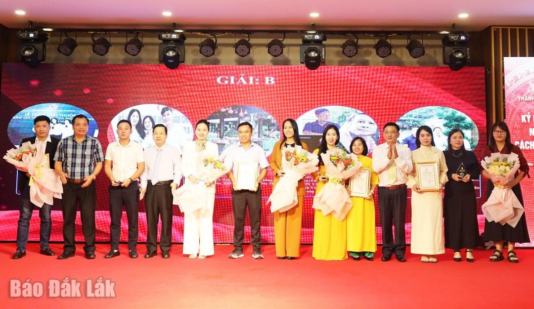 Các nhóm tác giả, tác giả đoạt giải B Giải Báo chí viết về thành phố Buôn Ma Thuột vinh dự nhận giải.