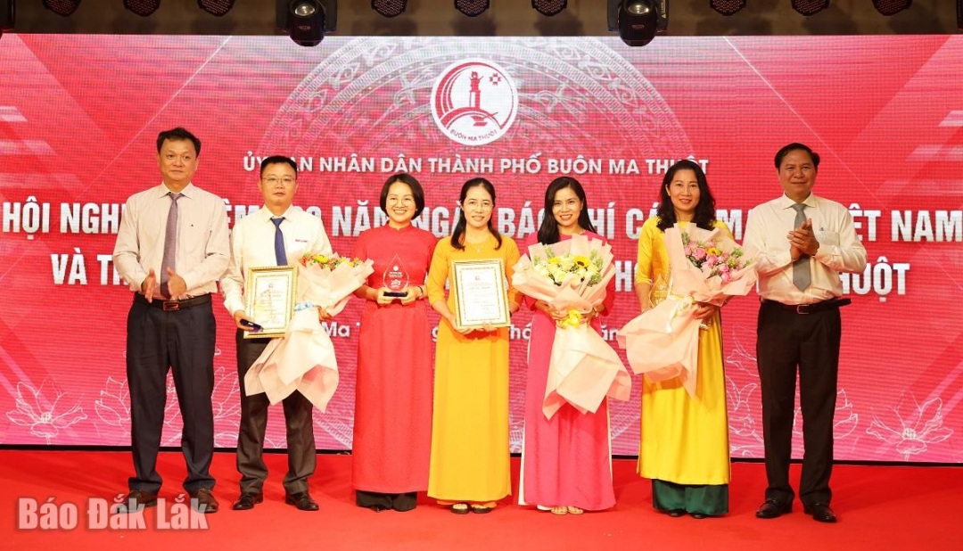 Các nhóm tác giả, tác giả nhâđoạt giải A Giải Báo chí viết về thành phố Buôn Ma Thuột vinh dự nhận giải.