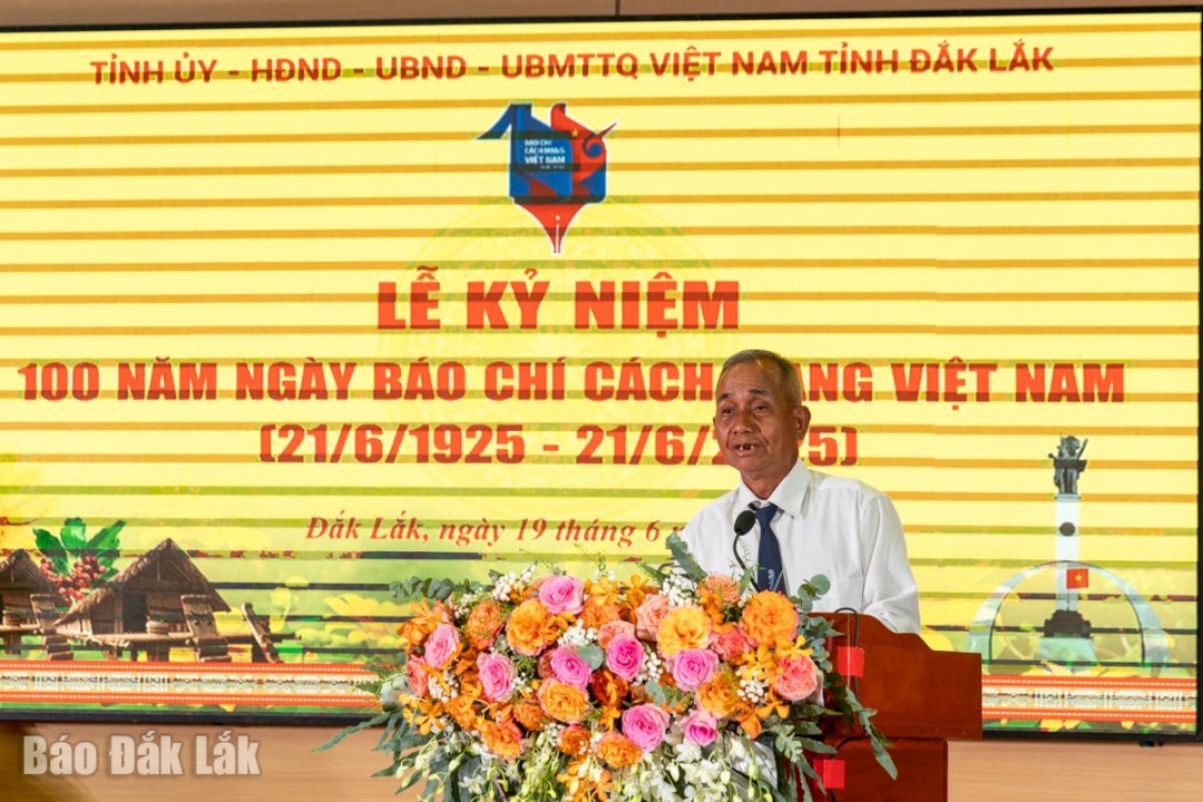 Nguyên Chủ tịch Hội Nhà Báo tỉnh Y Tũin Kmăl phát biểu tại buổi lễ. Ảnh: Nguyễn Gia