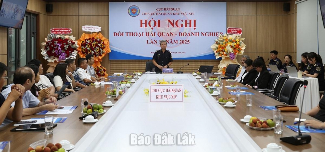 Lãnh đạo Chi cục Hải quan khu vực XIV chia sẻ với doanh nghiệp một số nội dung liên quan đến công tác hải quan