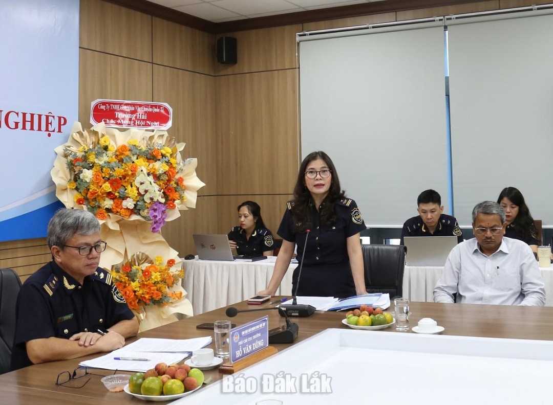 Cán bộ hải quản thông tin đến các doanh nghiệp một số văn bản, quy định mới