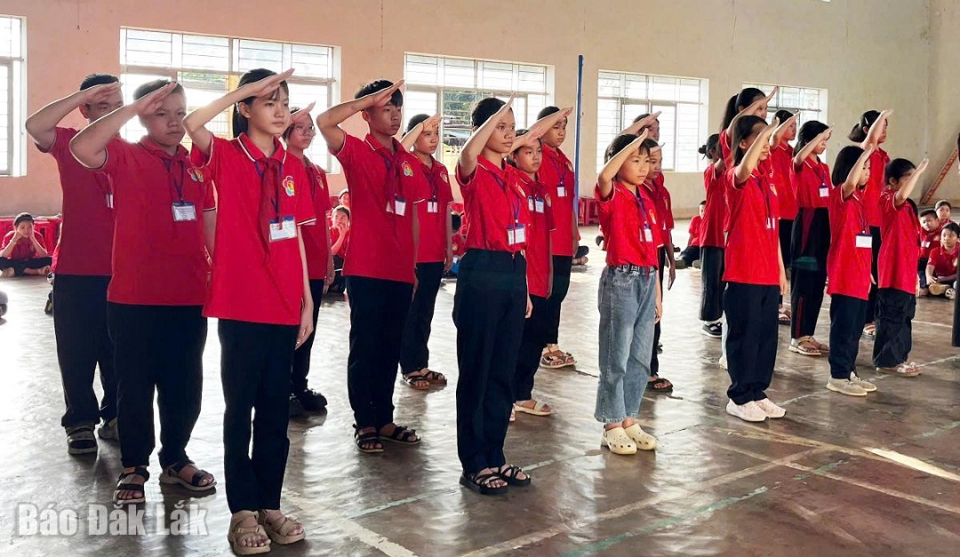 Nghi thức Đội - Hướng dẫn chào kiểu đội viên